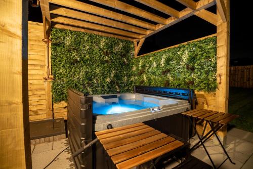 Cottage with Hot Tub near Knockhill — 4-Star Luxury Hotel in Saline, United Kingdom