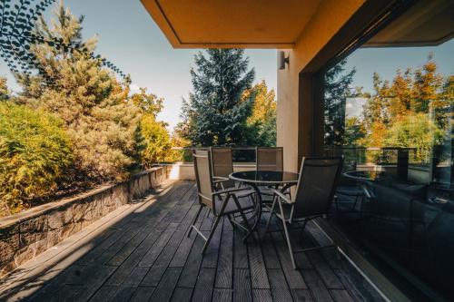 With a view Residence 2 Two Bedroom Deluxe Apartament with Terrace and City View — 4-Star Luxury Hotel in Brasov, Romania