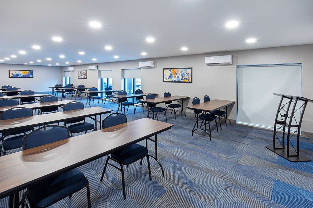 La Quinta Inn & Suites by Wyndham Nashville Airport - photo 23