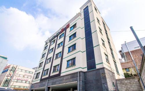 Suwon Station White Hotel — Suwon