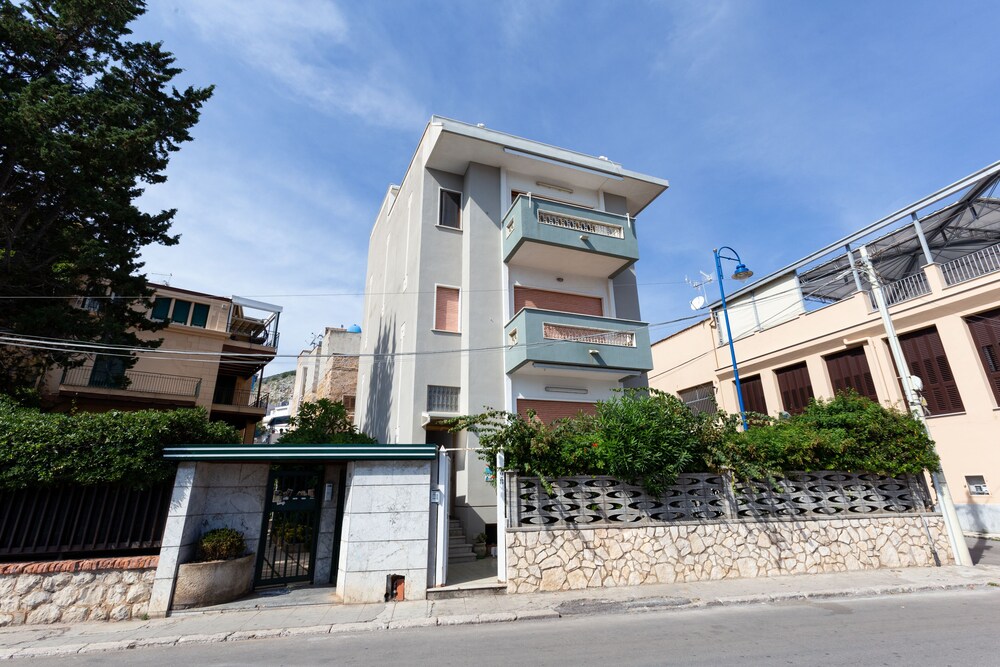 Villa Emilia Mondello Appartamento Emily con vista sul mare — 4-Star Luxury Hotel in Palermo, Italy