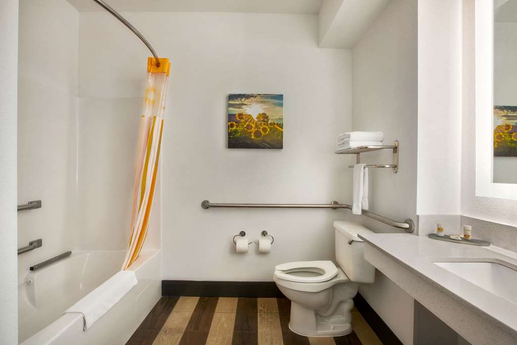 La Quinta Inn & Suites by Wyndham Dublin - photo 29