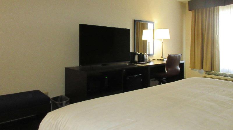 Clarion Pointe Evansville North - photo 13