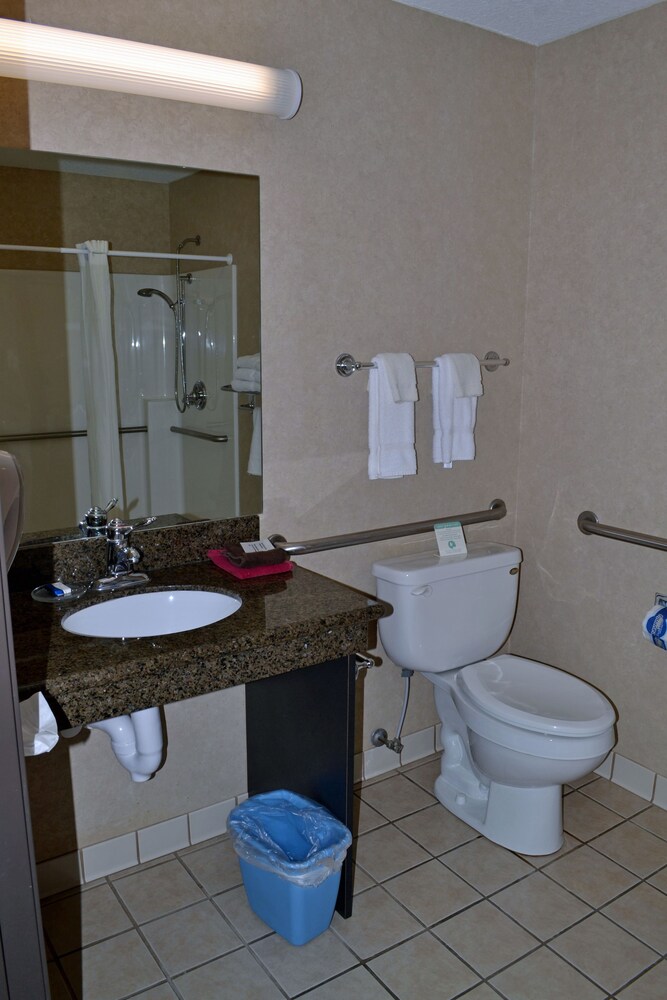 Paola Inn And Suites - photo 26