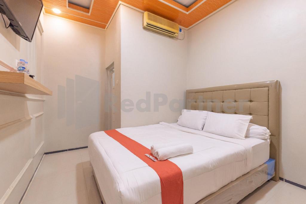 Rifal Inn Mitra RedDoorz in Tegal, Indonesia