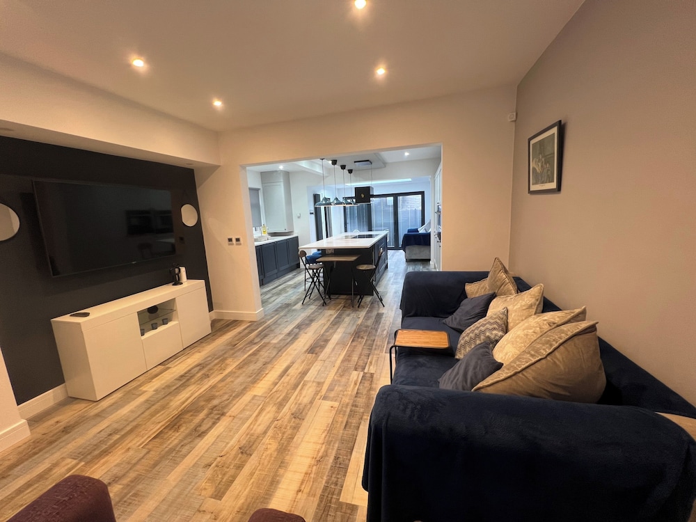 Whole House Sleeps4 Parking Garden Bikinghiking 21213312 — Bury