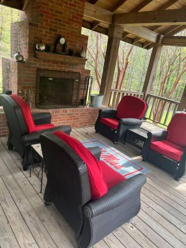 Oxford Chalet Getaway with Lake Beach Access — 4-Star Luxury Hotel in Oxford, United States