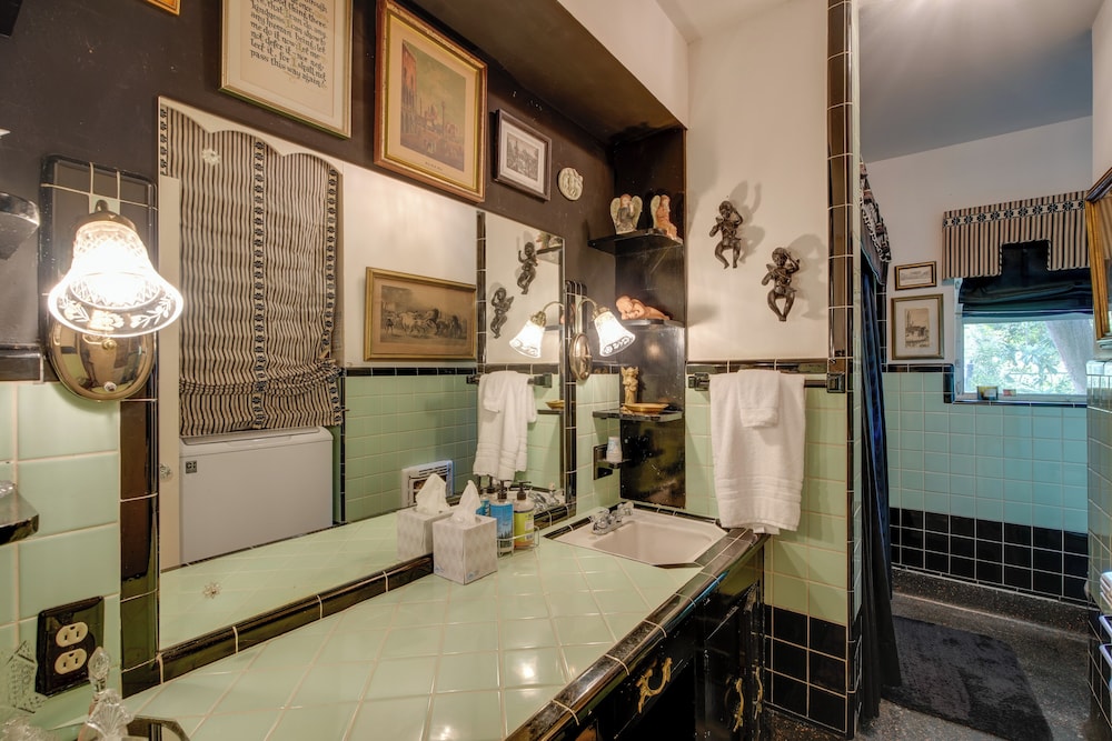 Spacious San Antonio Home about 5 Mi to Downtown — 4-Star Luxury Hotel in San Antonio, United States
