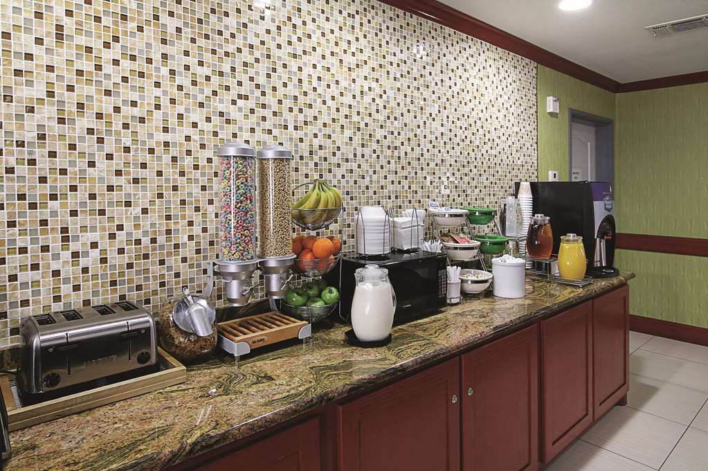 La Quinta Inn & Suites by Wyndham Dallas Hutchins - photo 32