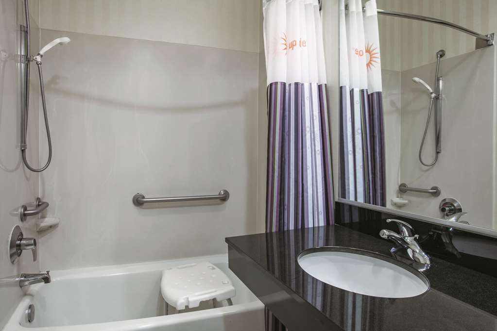 La Quinta Inn & Suites by Wyndham Manassas Battlefield - photo 18