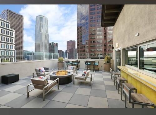 Cozy 2BR Apt in Downtown LA with Pool & Hot Tub — 4-Star Luxury Hotel in Los Angeles, United States
