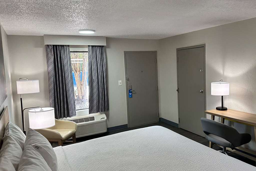 Days Inn by Wyndham Columbia NE Fort Jackson - photo 12