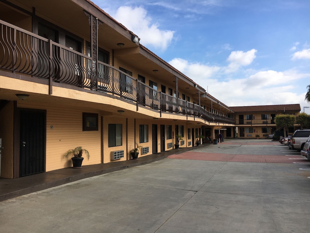 Del Amo Inn - photo 37