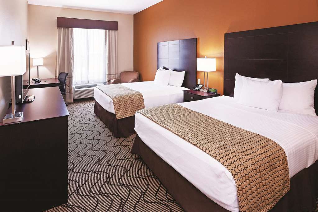 La Quinta Inn & Suites by Wyndham Marshall - photo 11