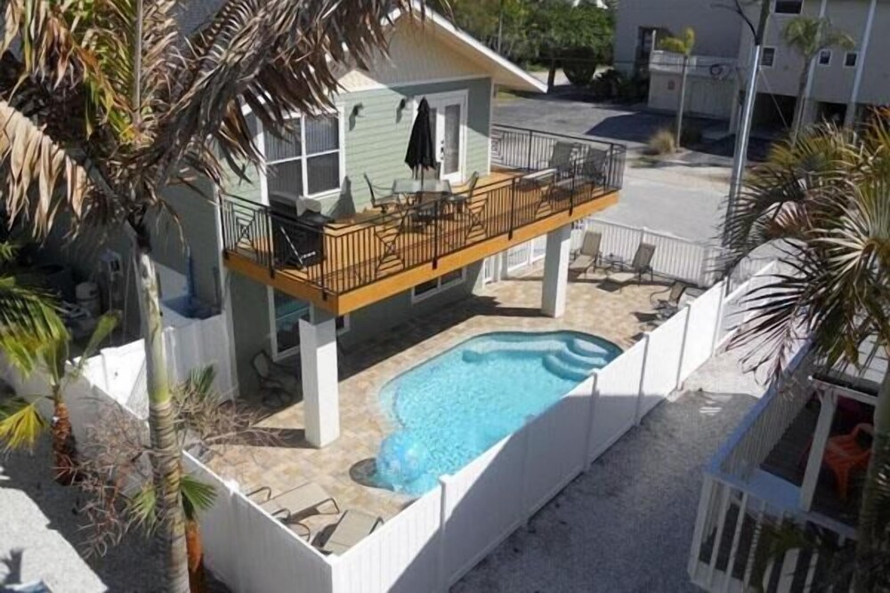 Castnetter Beach Resort 5 - carbon neutral hotel in Holmes Beach