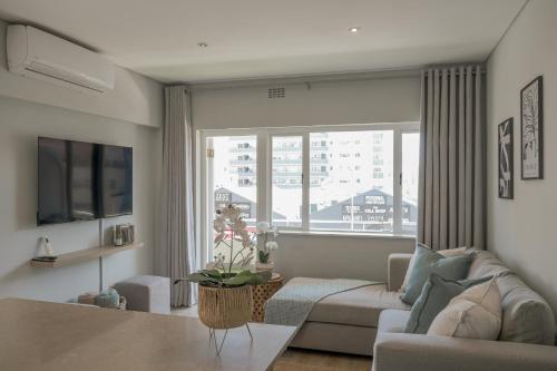 Coastal City Vibes Stylish 2 Bedroom