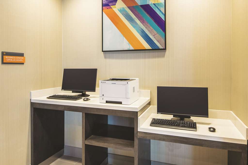 La Quinta Inn & Suites by Wyndham Atlanta South McDonough - photo 35