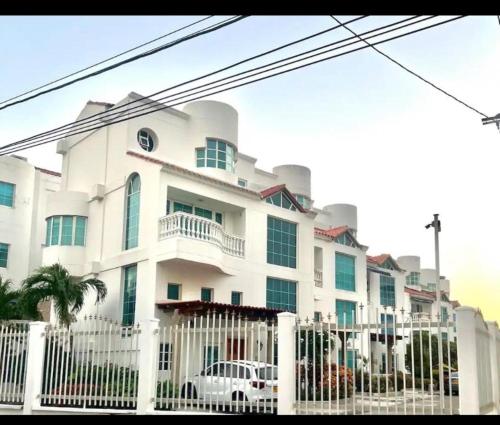 Private House 4 Pisos 100 Mts de la playa — 4-Star Luxury Hotel in Cartagena, Colombia