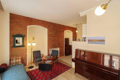 Vintage 2BR Apartment Managed By Wehost