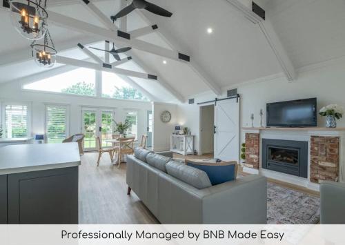 Hamptons Cottage Refined Living Light Filled — 4-Star Luxury Hotel in Dubbo, Australia