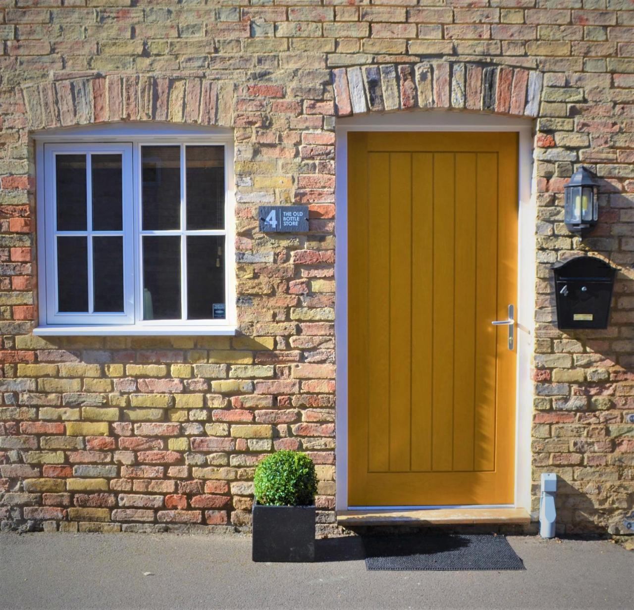 The Old Bottle Store 2 Double Bedrooms 2 Bathrooms St Ives Cambridgeshire in St Ives, United Kingdom