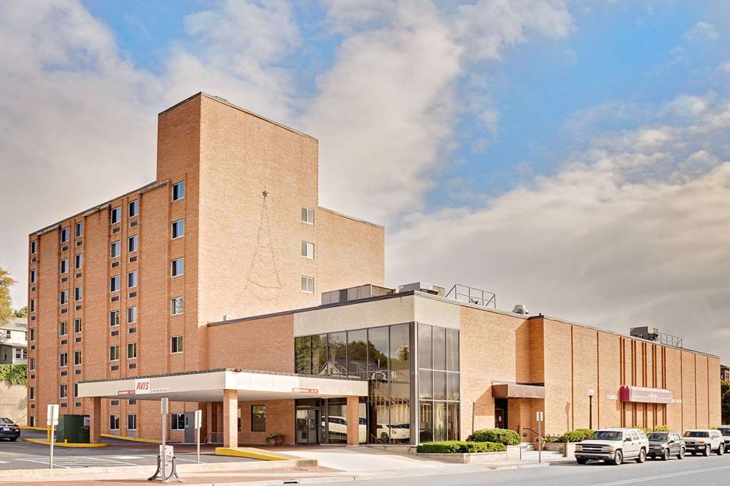 Ramada by Wyndham Marquette — hotel in Marquette