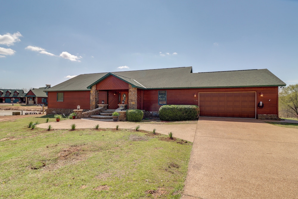 Mountain Views and Shared Pool Ozarks Family Home — 4-Star Luxury Hotel in Fairfield Bay, United States