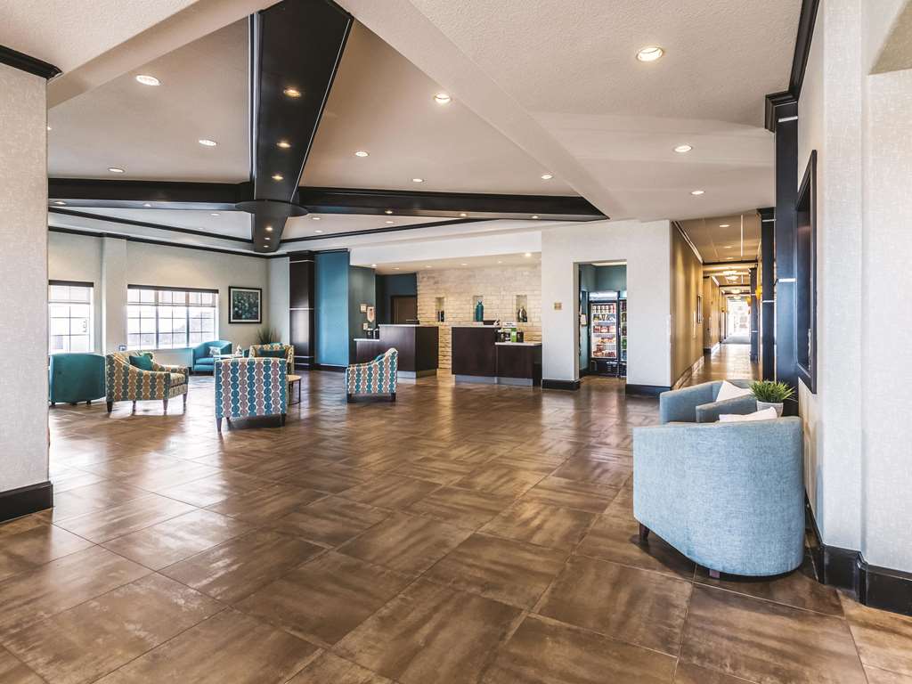 La Quinta Inn & Suites by Wyndham Dallas Grand Prairie South - photo 9