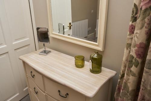 Old Bakers Cottage ground floor apartment centrally located in Grasmere with patio area — 4-Star Luxury Hotel in Ambleside, United Kingdom