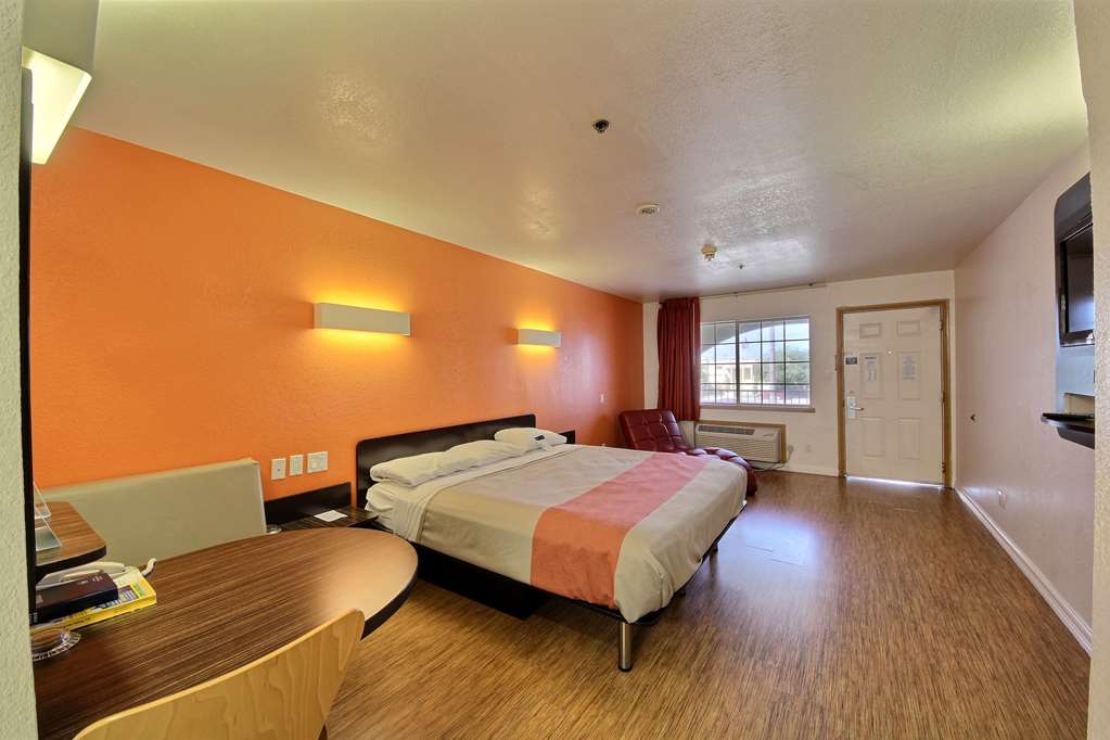 Motel 6 Edinburg TX - photo 9