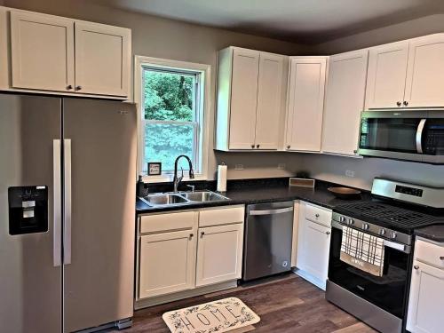 Beautiful Updated Home near Great Lakes Naval Base — 4-Star Luxury Hotel in Waukegan, United States