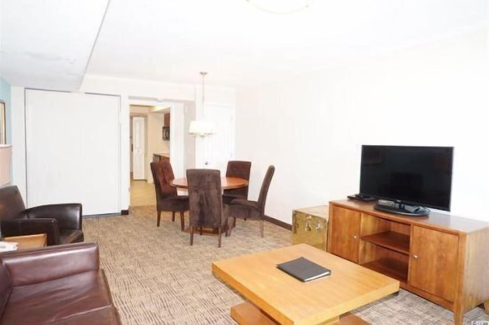 Towers On The Grove Condo - photo 9