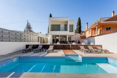 Exclusiva Villa de Lujo con piscina — 4-Star Luxury Hotel in Canyelles, Spain