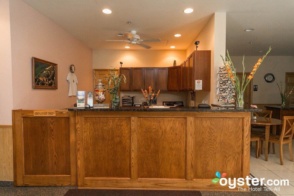 Lake Bluff Inn and Suites - photo 3