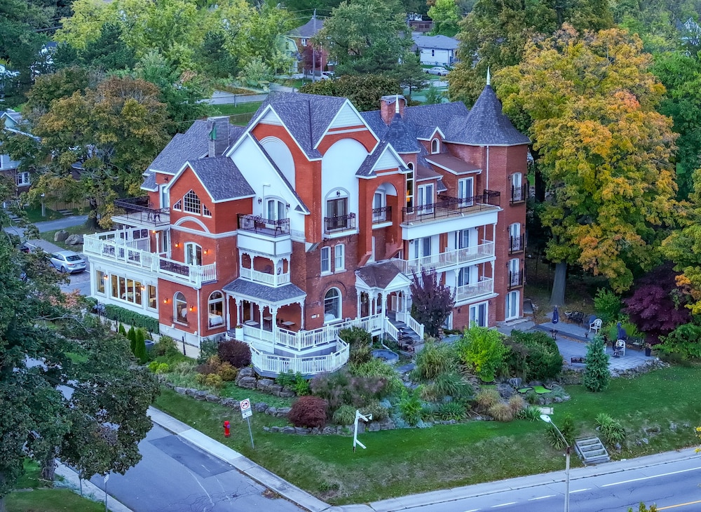 Niagara Grandview Manor in Niagara Falls, Canada