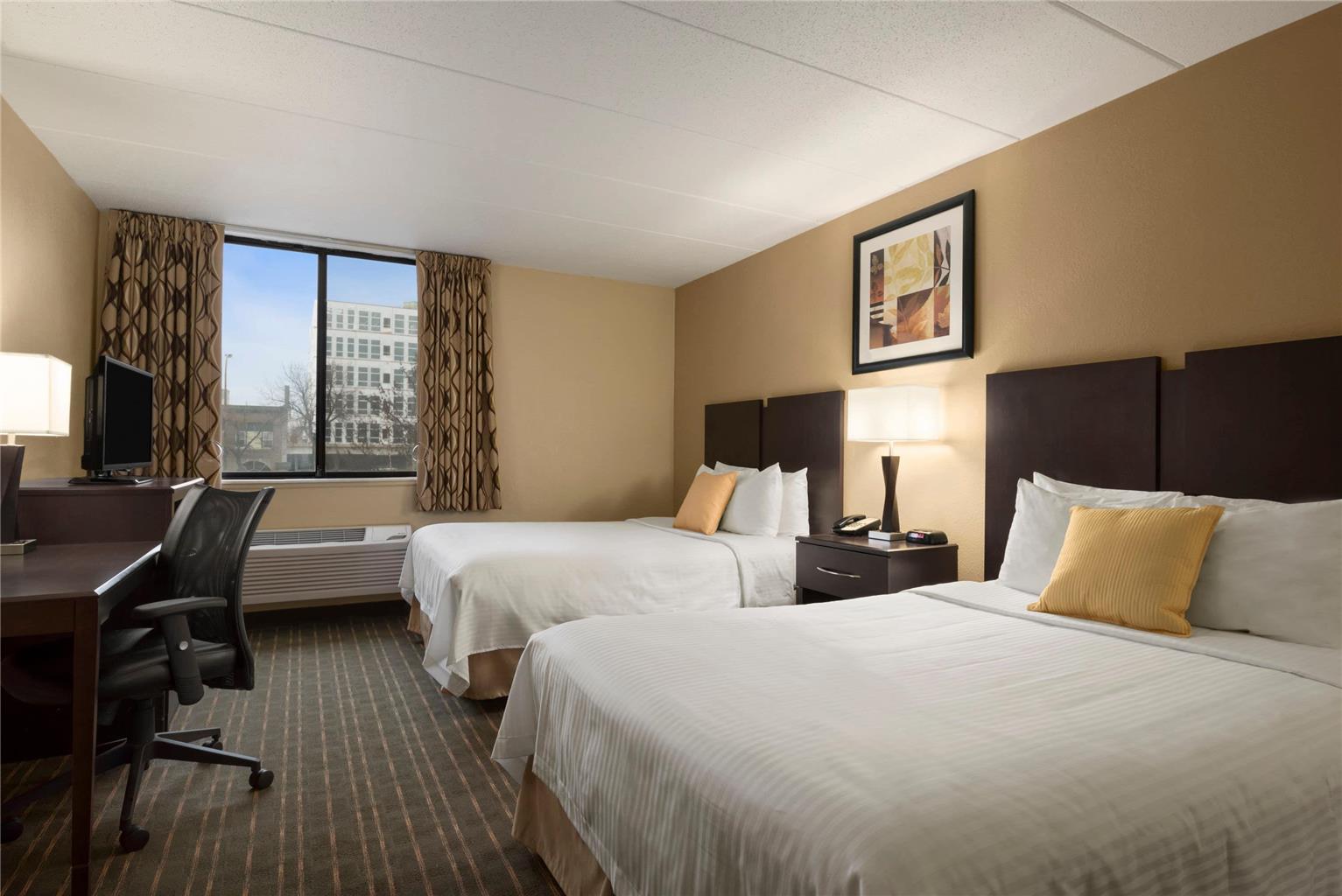 Days Hotel by Wyndham University Ave SE - photo 18