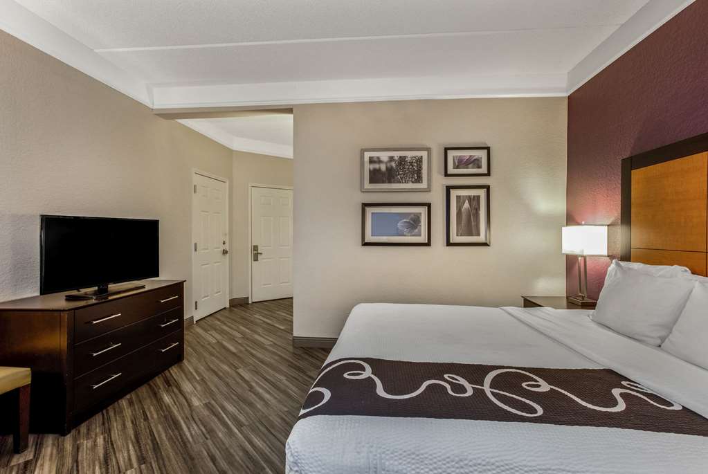 La Quinta Inn & Suites by Wyndham Orlando Airport - photo 51