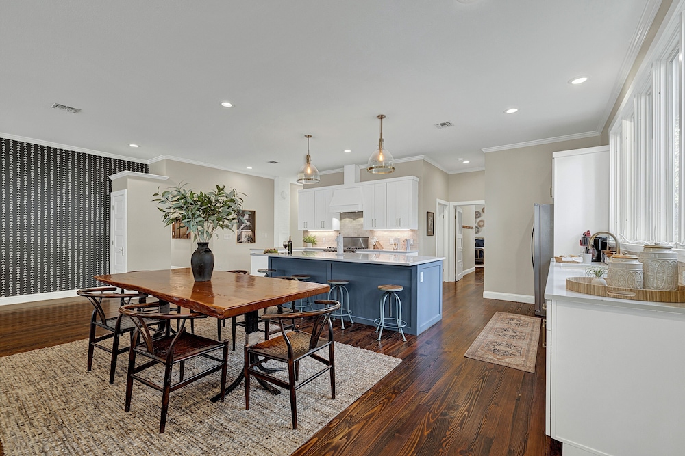 Heart of Fredericksburg With Pool Hot tub&grill - photo 23