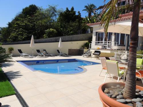 Studio Flat with Pool — 4-Star Luxury Hotel in Funchal, Portugal