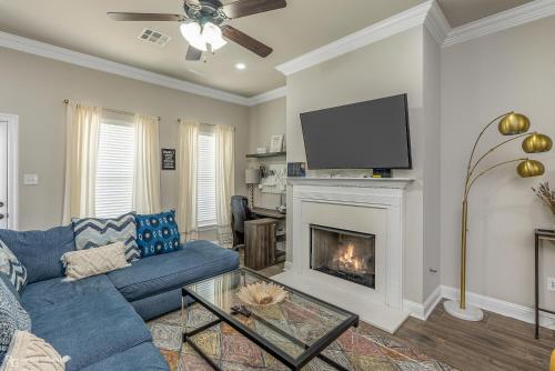 Boho Retreat Home away from Home Tv in Each Room — 4-Star Luxury Hotel in Shreveport, United States