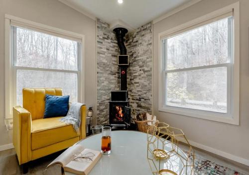 EV Serene Modern Cozy Waterfront Fireplace Cottage — 4-Star Luxury Hotel in Livingston Manor, United States