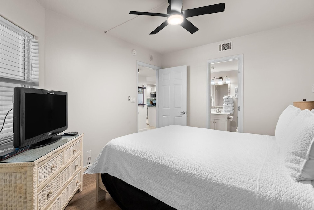 SeaSpray East 924 Gulf Front — 4-Star Luxury Hotel in Pensacola, United States