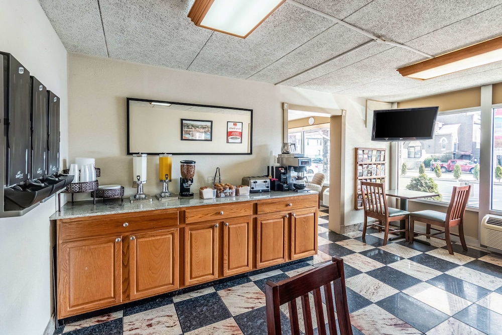 Econo Lodge - photo 25
