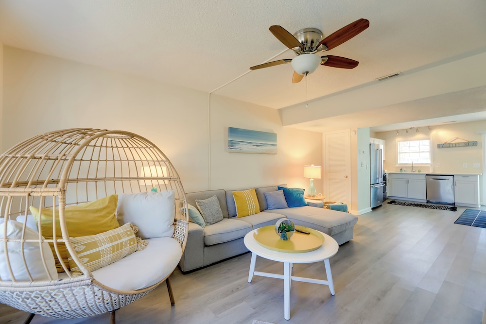 1 2 Mi to Atlantic Beach: Townhome w Balcony — 4-Star Luxury Hotel in Atlantic Beach, United States