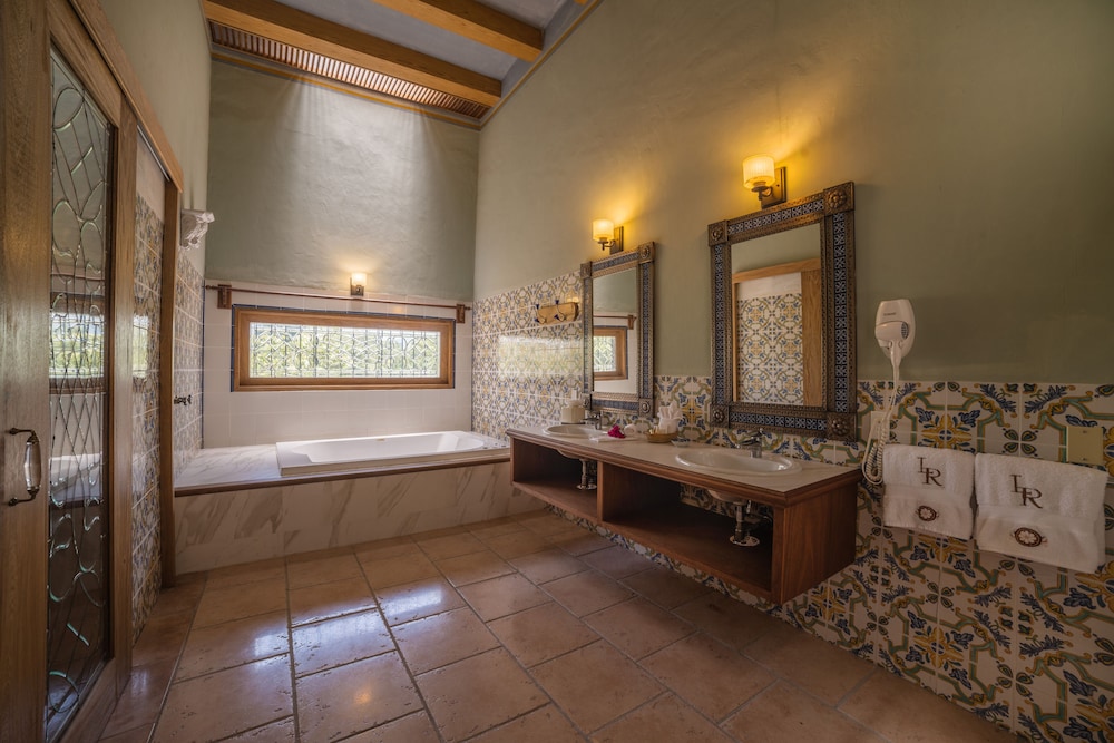 Jetted tub