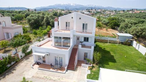 Myrto Villa heated pool — 4-Star Luxury Hotel in Daratsos, Greece
