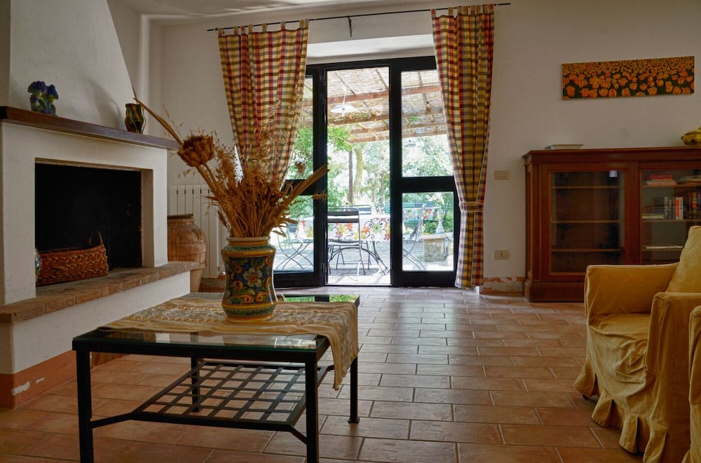 Agriturismo Casa Greppo Il Noce — 4-Star Luxury Hotel in San Venanzo, Italy