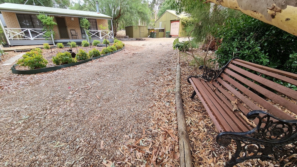 Barossa Country Cottages — 4-Star Luxury Hotel in Lyndoch, Australia
