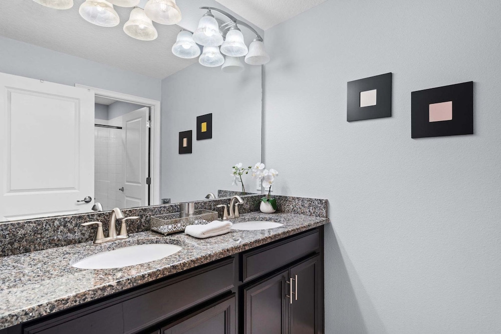 Spacious 4BR Townhome With Pool at Storey Lake - photo 29