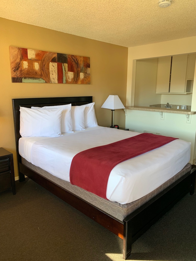 California Suites Hotel - photo 7